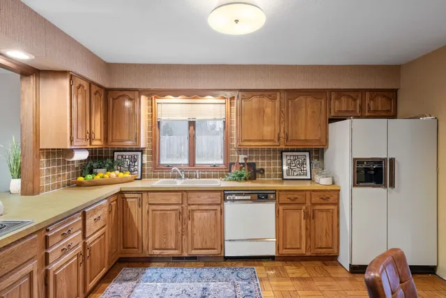 $325,000 | 1818 Westminster Circle, Davenport, IA 52807