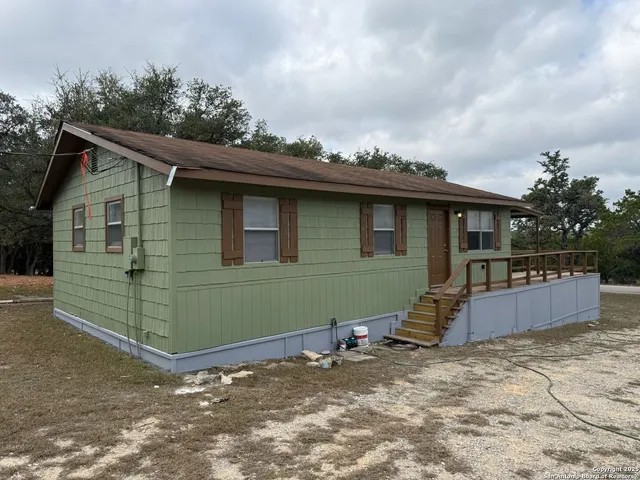 a view of a house with backyard