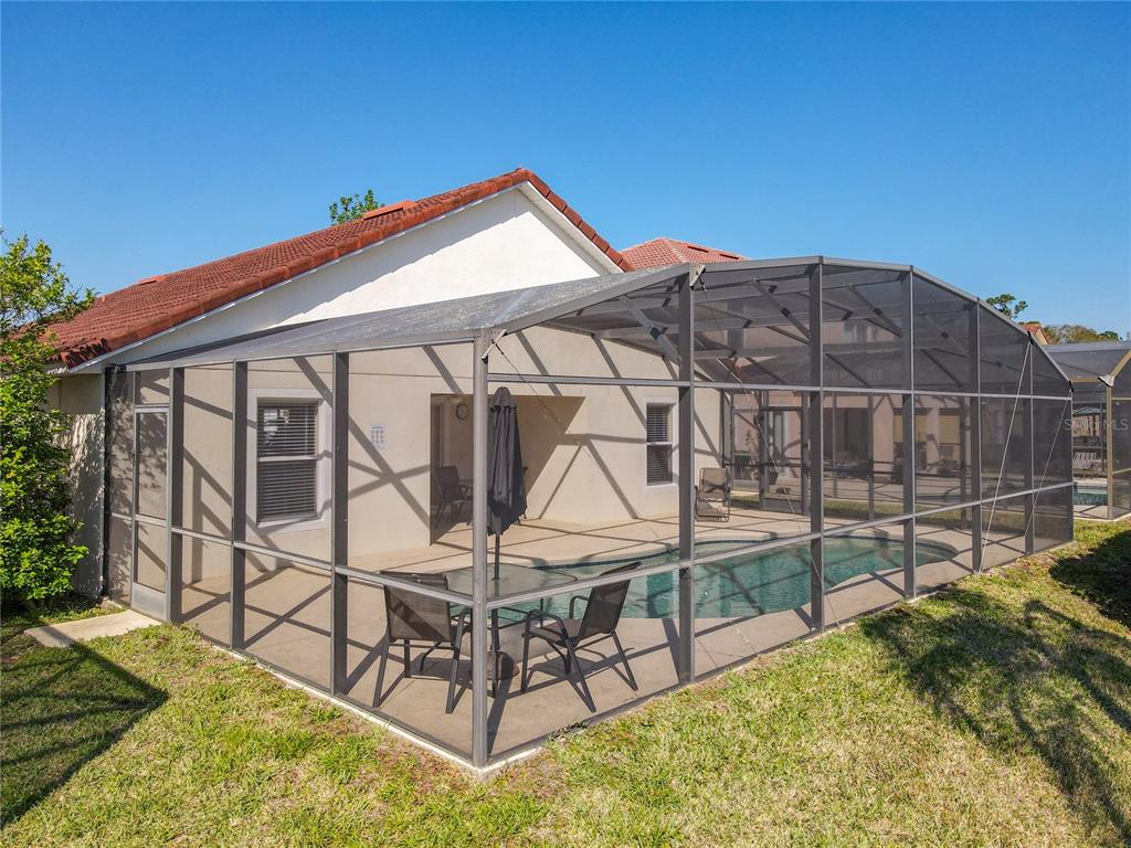 420 Robin Road Davenport, FL 33896 - Photo 28 of 29 a backyard of a house with table and chairs