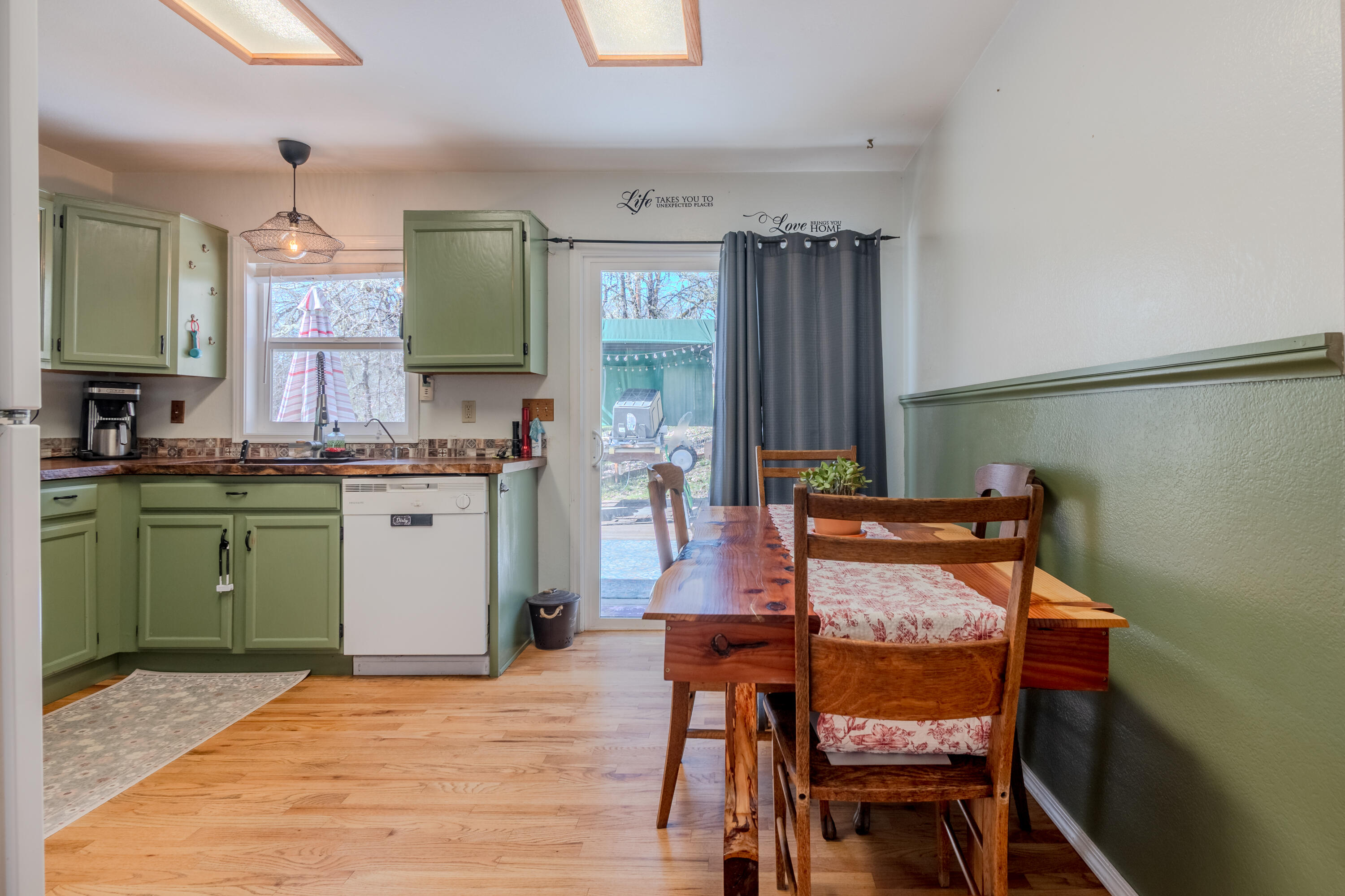 127 Lodge Road Trail, OR 97541 - Photo 12 of 37 Dining