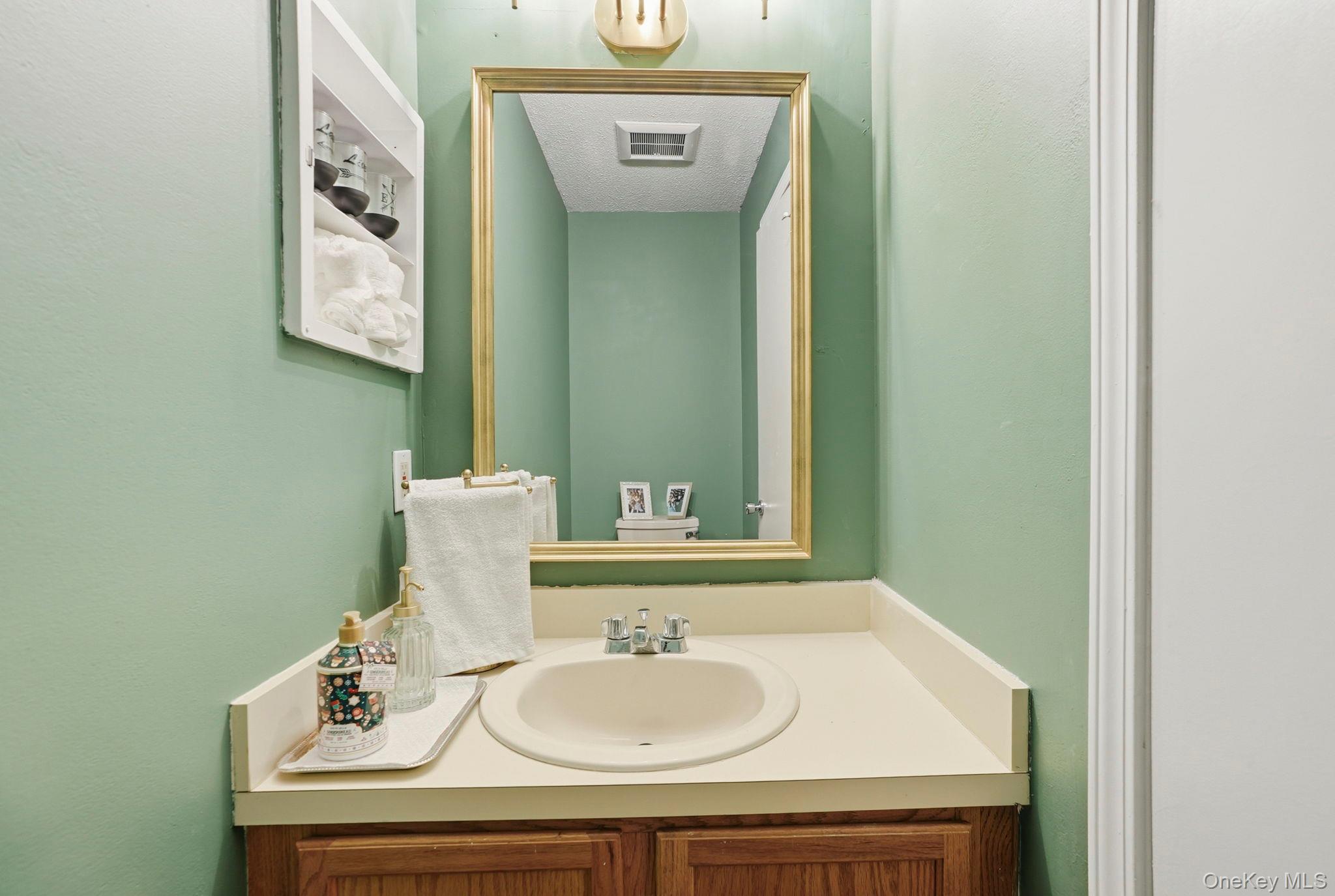 85 Hemlock Circle Peekskill, NY 10566 - Photo 13 of 23 Don't forget that main level powder room - 2 1/2 baths total.