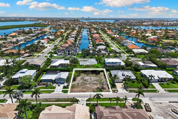 $750,000 | 574 Tigertail Court, Marco Island, FL 34145