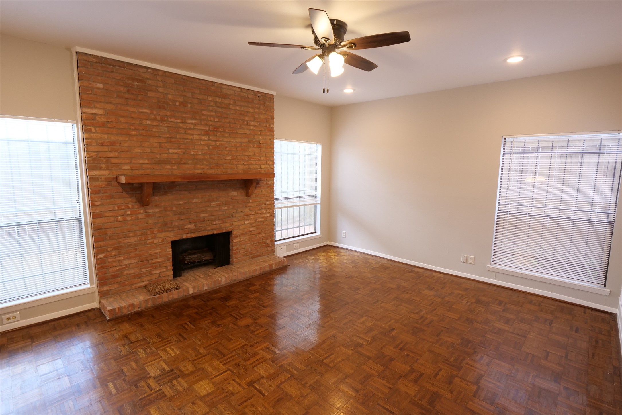 9526 Val Verde Street Houston, TX 77063 - Photo 6 of 36