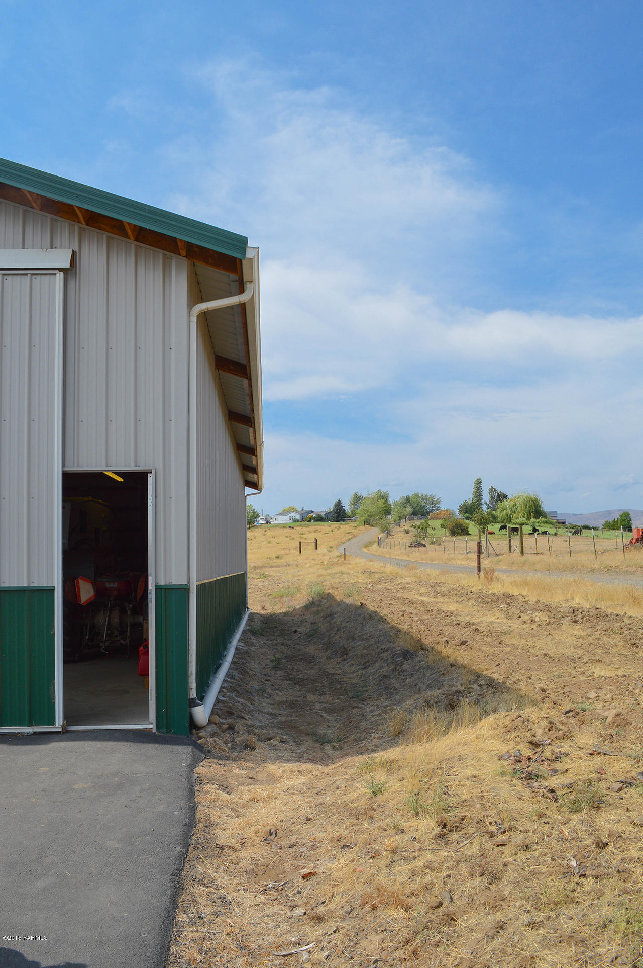 2210 Stone Road Yakima, WA 98908 - Photo 22 of 35 a view of a big room with wooden fence