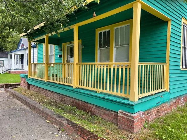 a view of a house with backyard and porch