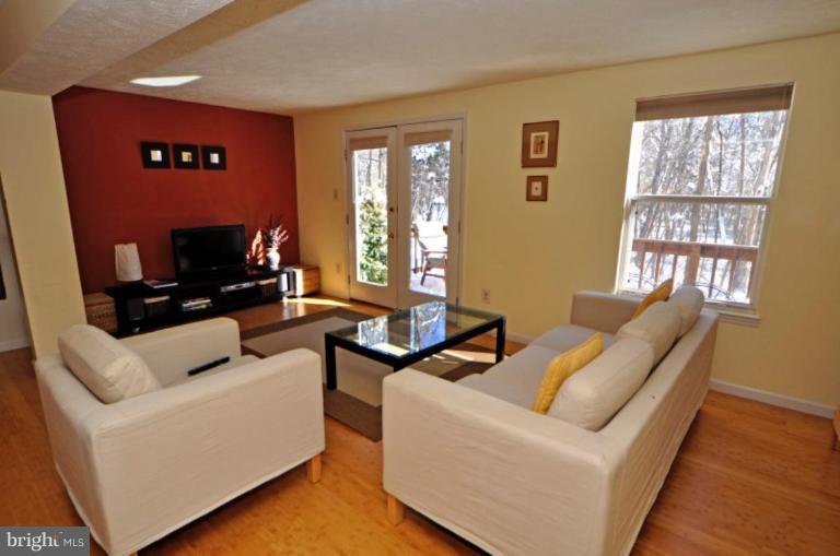 1491 Autumn Ridge Circle Reston, VA 20194 - Photo 4 of 20 a living room with furniture and a flat screen tv