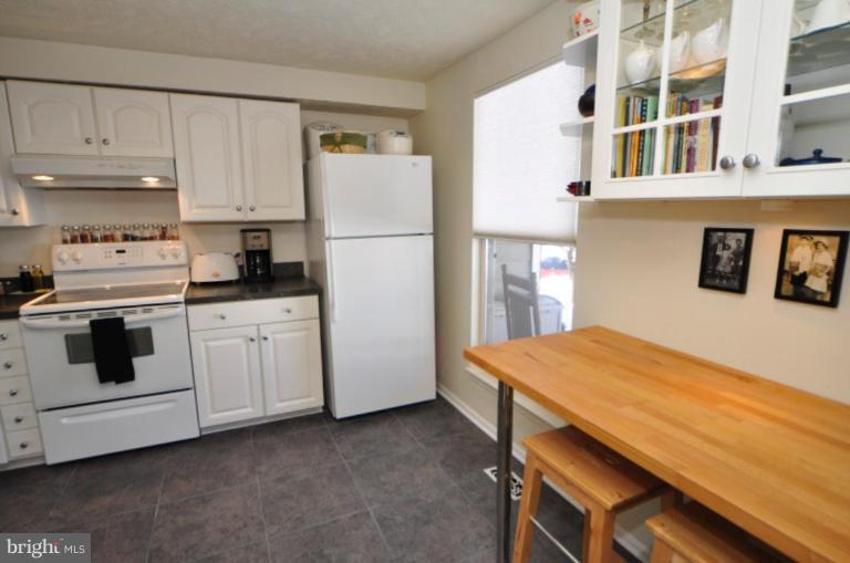 1491 Autumn Ridge Circle Reston, VA 20194 - Photo 6 of 20 a kitchen that has a stove and a refrigerator