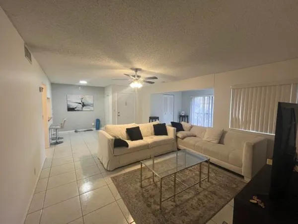 $2,100 | 504 Shady Pine Way, Unit A2, Greenacres, FL 33415