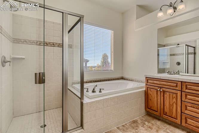 13968 Windy Oaks Road Colorado Springs, CO 80921 - Photo 19 of 34 a bathroom with a bathtub and a sink
