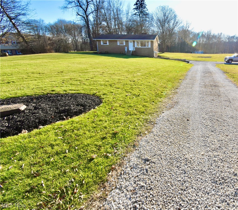 2970 Schotten Road Hubbard, OH 44425 - Photo 4 of 37 LONG PRIVATE DRIVEWAY