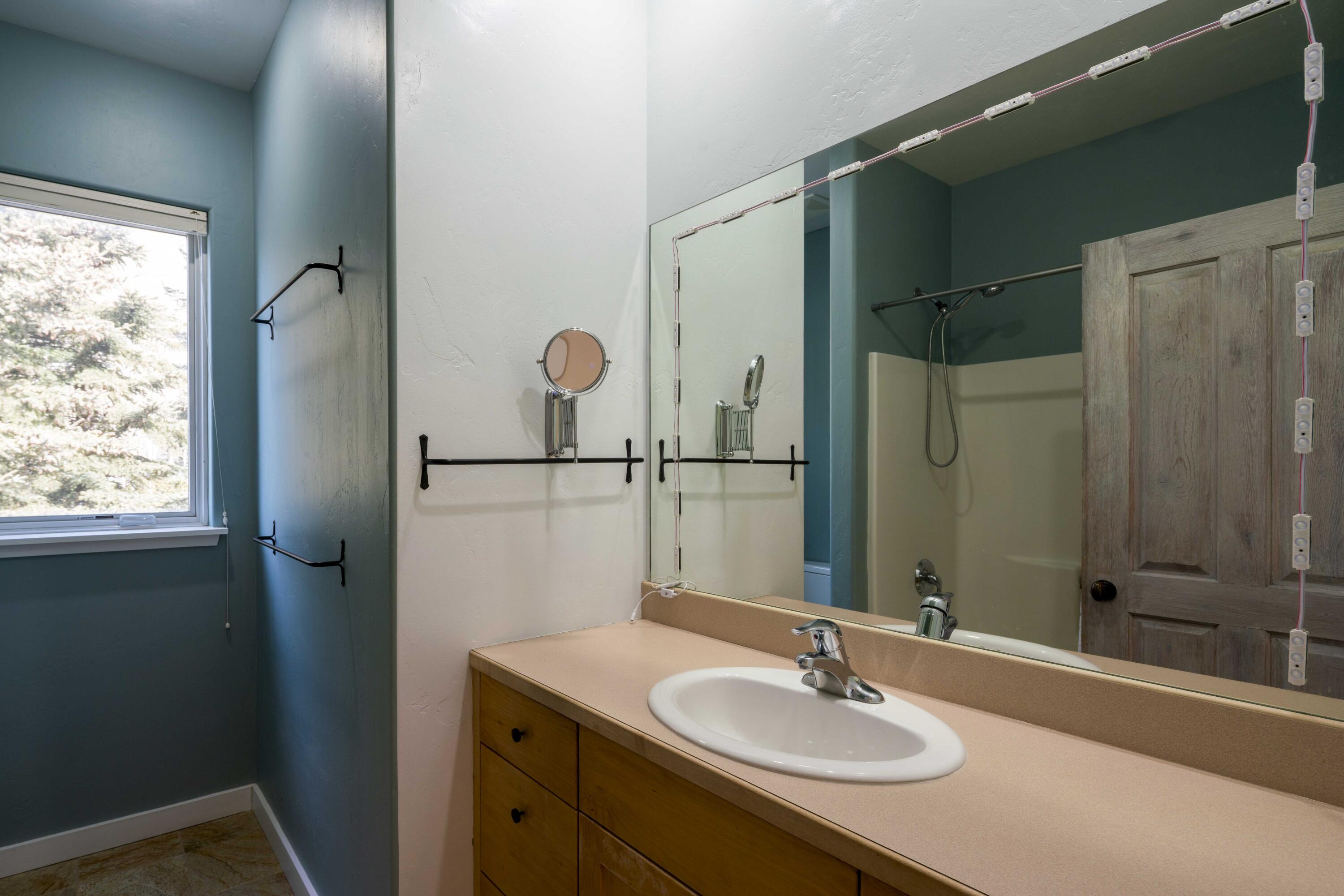 101 Dogwood Road Hailey, ID 83333 - Photo 19 of 34 Upstairs Bathroom
