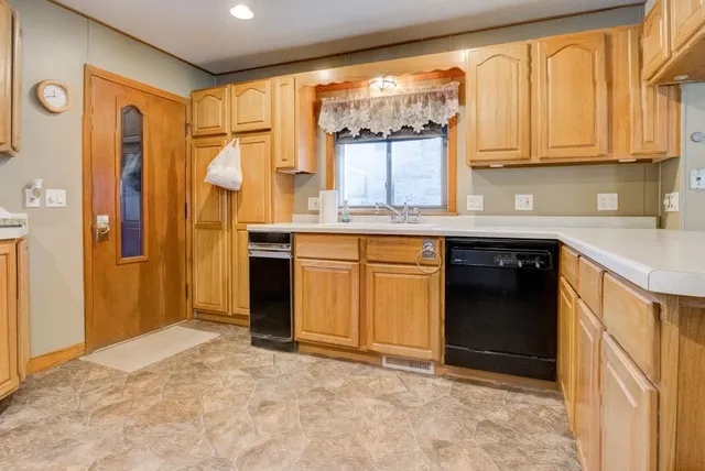 $139,900 | 1614 29th Avenue, Menominee, MI 49858