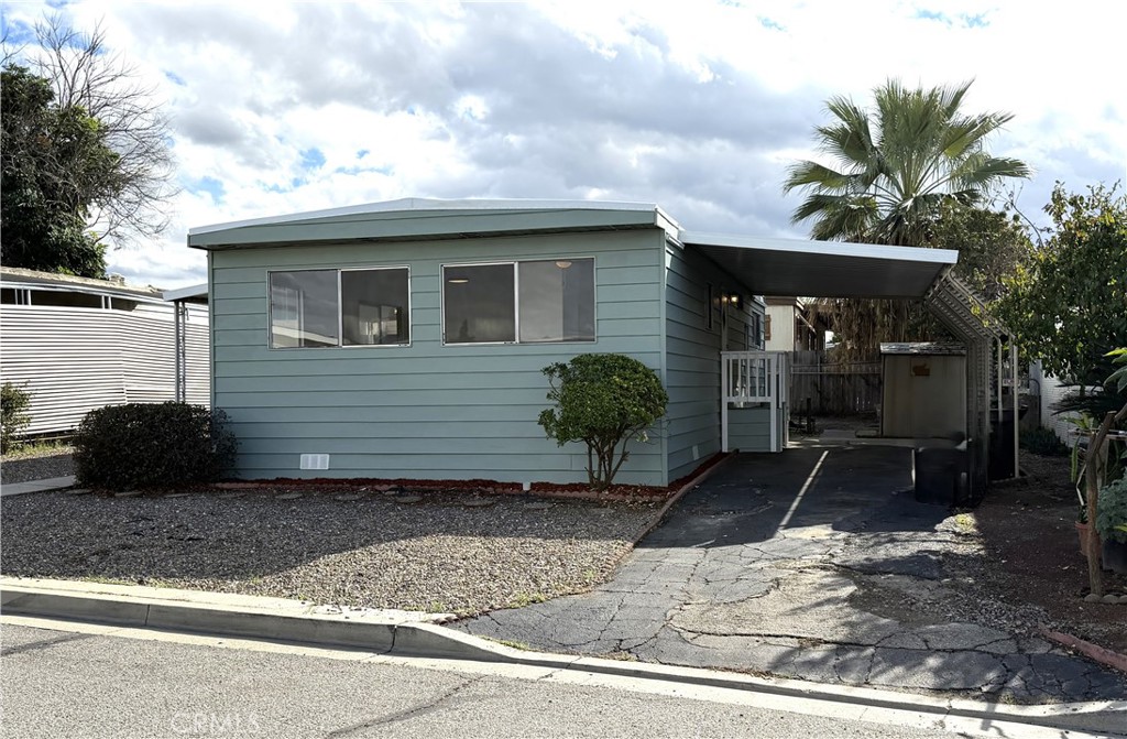 a front view of house with yard