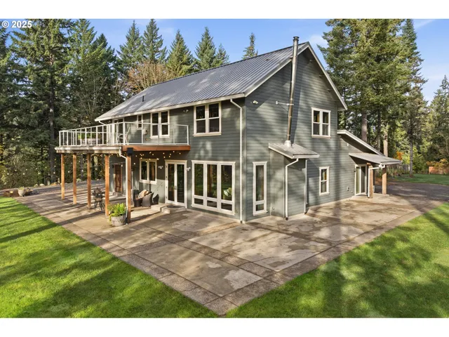 a view of a yard in front of house