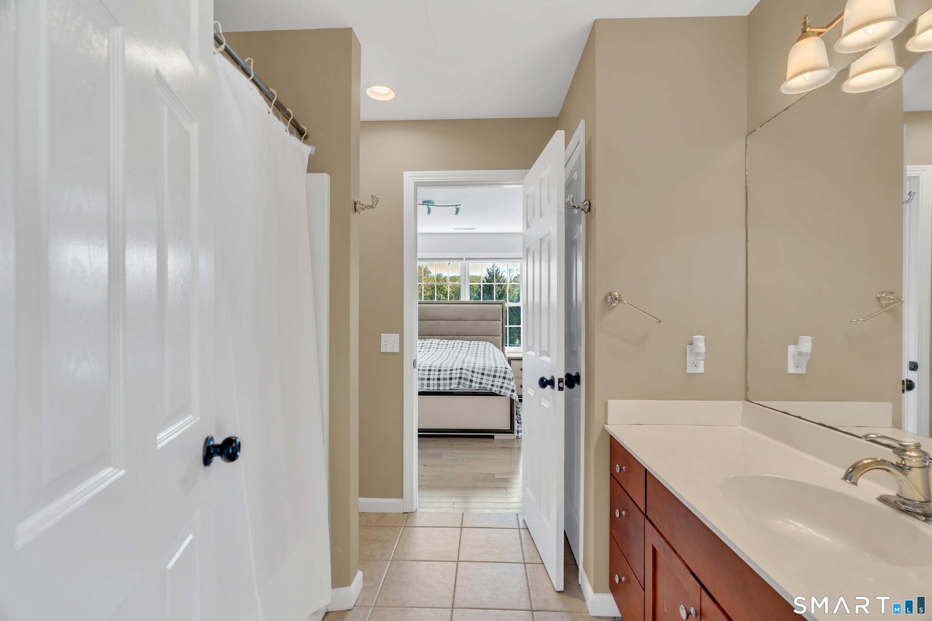94 Cooks Lane Guilford, CT 06437 - Photo 26 of 40 Jack & Jill Bathroom