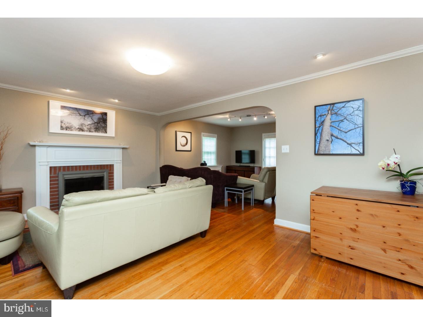53 Treaty Road Drexel Hill, PA 19026 - Photo 5 of 25 Living Room