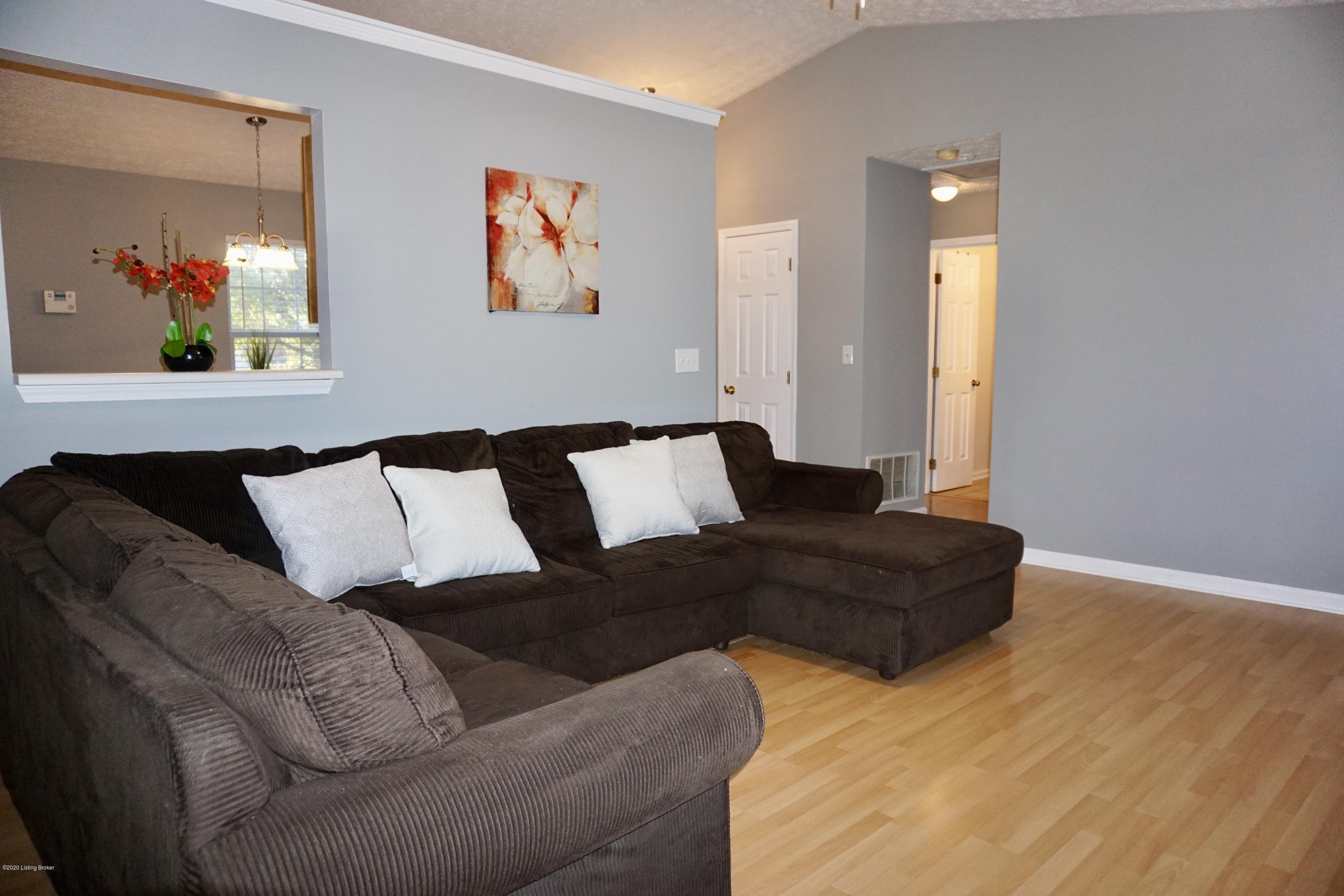 9709 Brooks Bend Road Louisville, KY 40258 - Photo 3 of 23 DSC04347