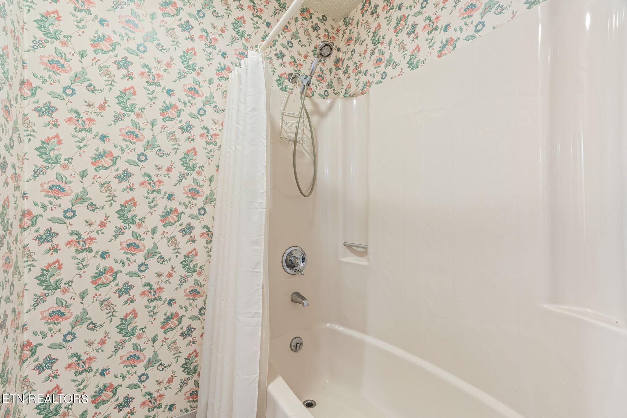 115 Jamie Street Maynardville, TN 37807 - Photo 23 of 58 a bathroom with a shower curtain