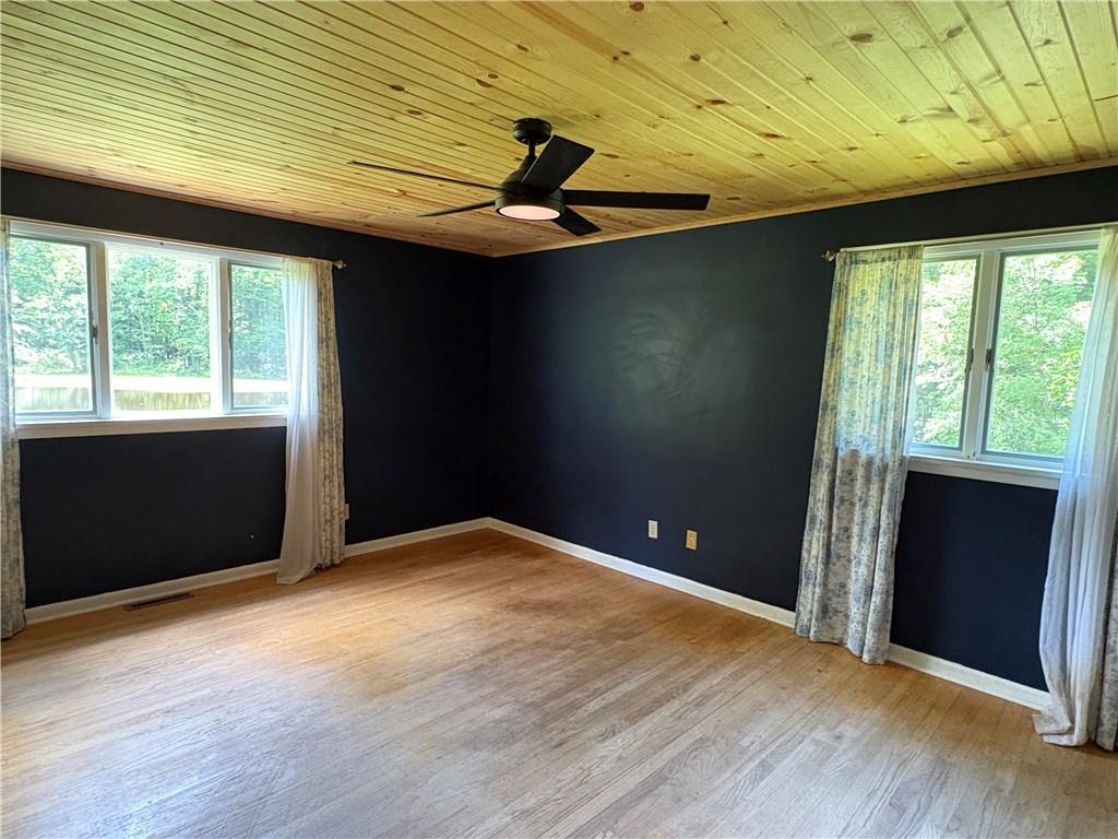 320 Cherry Hill Road Greenville, PA 16125 - Photo 19 of 38 an empty room with windows