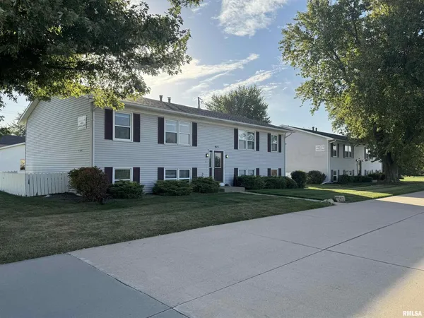 $725 | 415 West Cedar Ln Drive, Unit B21, Walcott, IA 52773