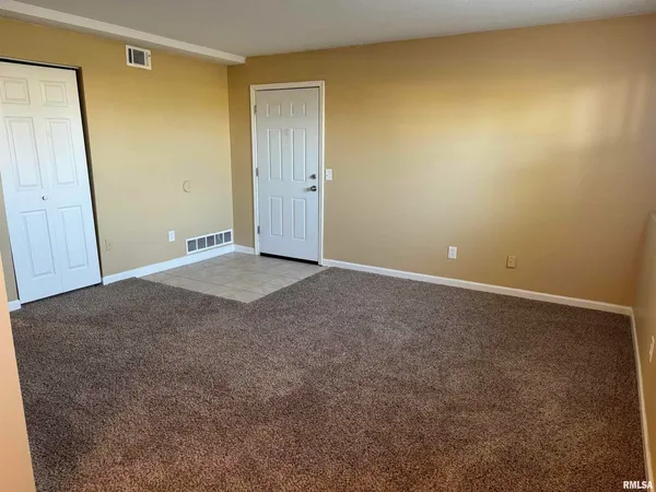 $725 | 415 West Cedar Ln Drive, Unit B21, Walcott, IA 52773