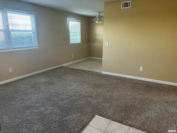 $725 | 415 West Cedar Ln Drive, Unit B21, Walcott, IA 52773