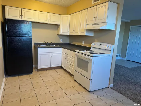 $725 | 415 West Cedar Ln Drive, Unit B21, Walcott, IA 52773
