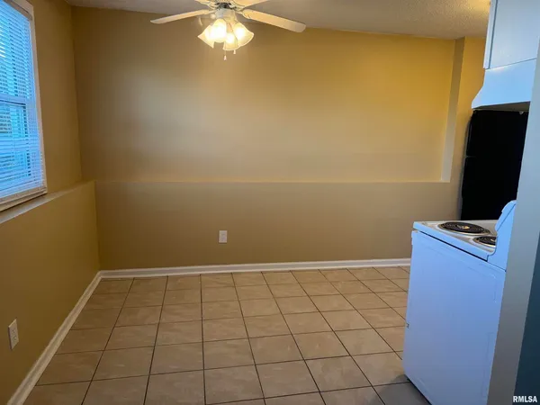 $725 | 415 West Cedar Ln Drive, Unit B21, Walcott, IA 52773