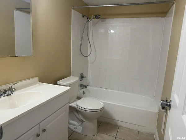 $725 | 415 West Cedar Ln Drive, Unit B21, Walcott, IA 52773