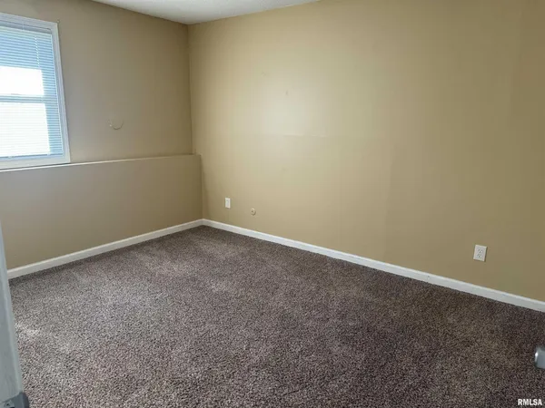 $725 | 415 West Cedar Ln Drive, Unit B21, Walcott, IA 52773