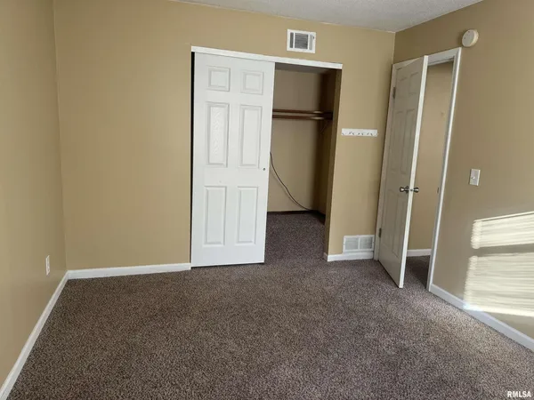 $725 | 415 West Cedar Ln Drive, Unit B21, Walcott, IA 52773