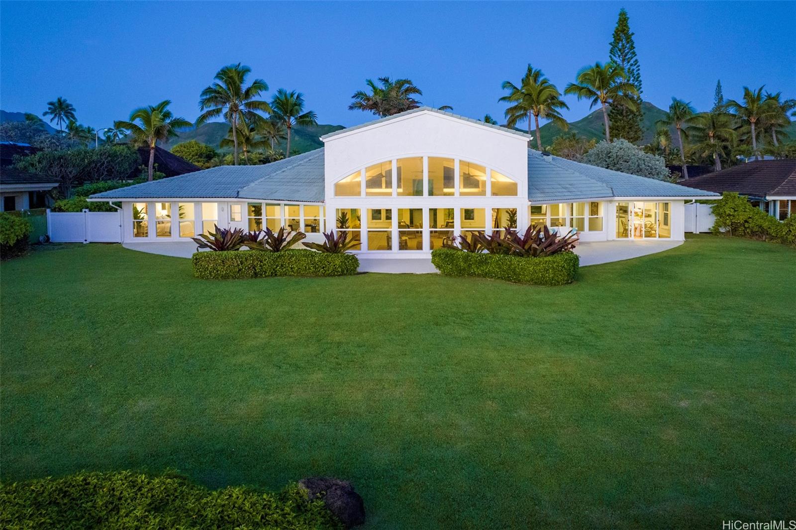 141 Kailuana Loop Kailua, HI 96734 - Photo 4 of 25 View of the expansive, oceanside lawn.