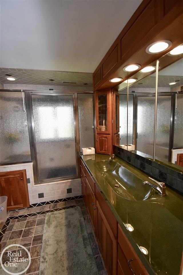 1596 South Renaud Road Grosse Pointe, MI 48236 - Photo 20 of 48 31348359-19.JPG