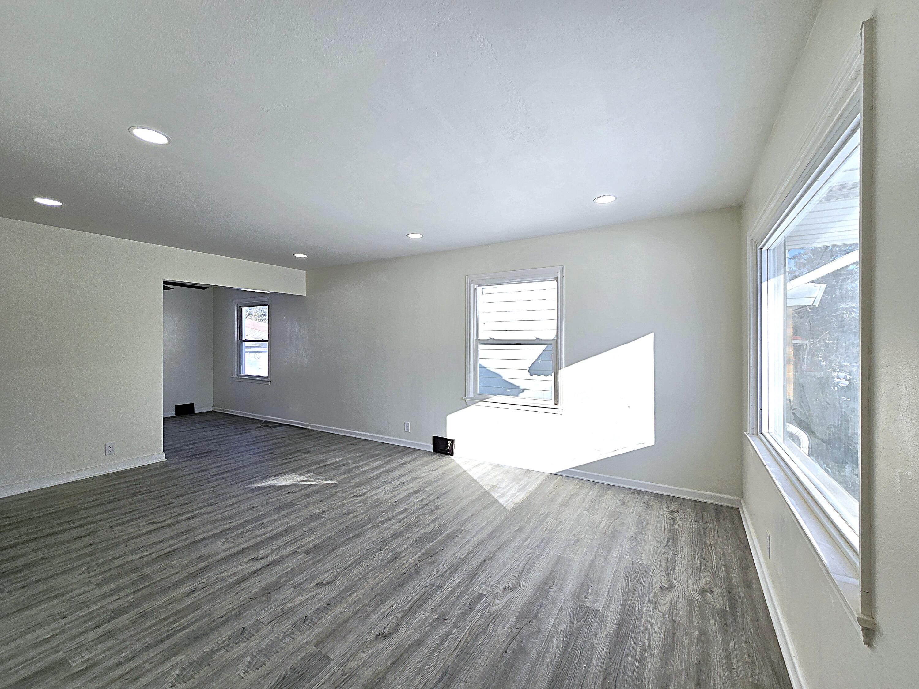 8114 West Congress Street Milwaukee, WI 53218 - Photo 15 of 39 Living Room