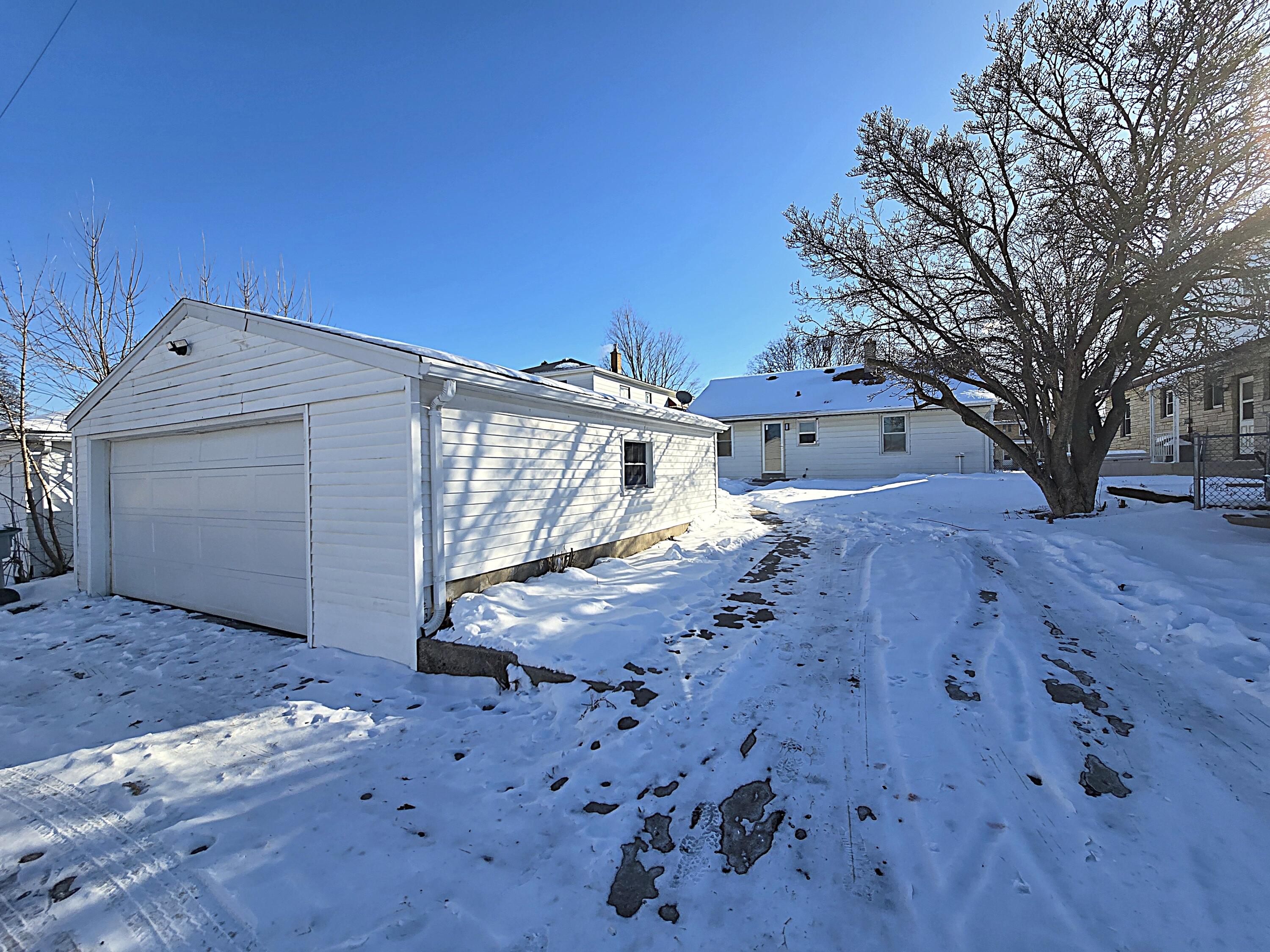 8114 West Congress Street Milwaukee, WI 53218 - Photo 39 of 39 Garage and Parking