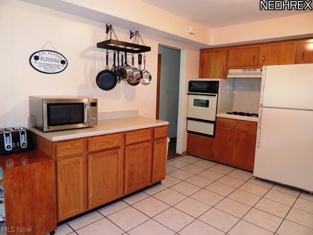 7296 Oakwood Road Parma, OH 44130 - Photo 3 of 20