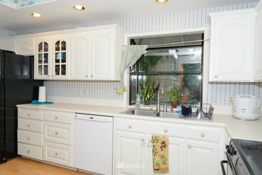 15604 Southeast 148th Street Renton, WA 98059 - Photo 5 of 20