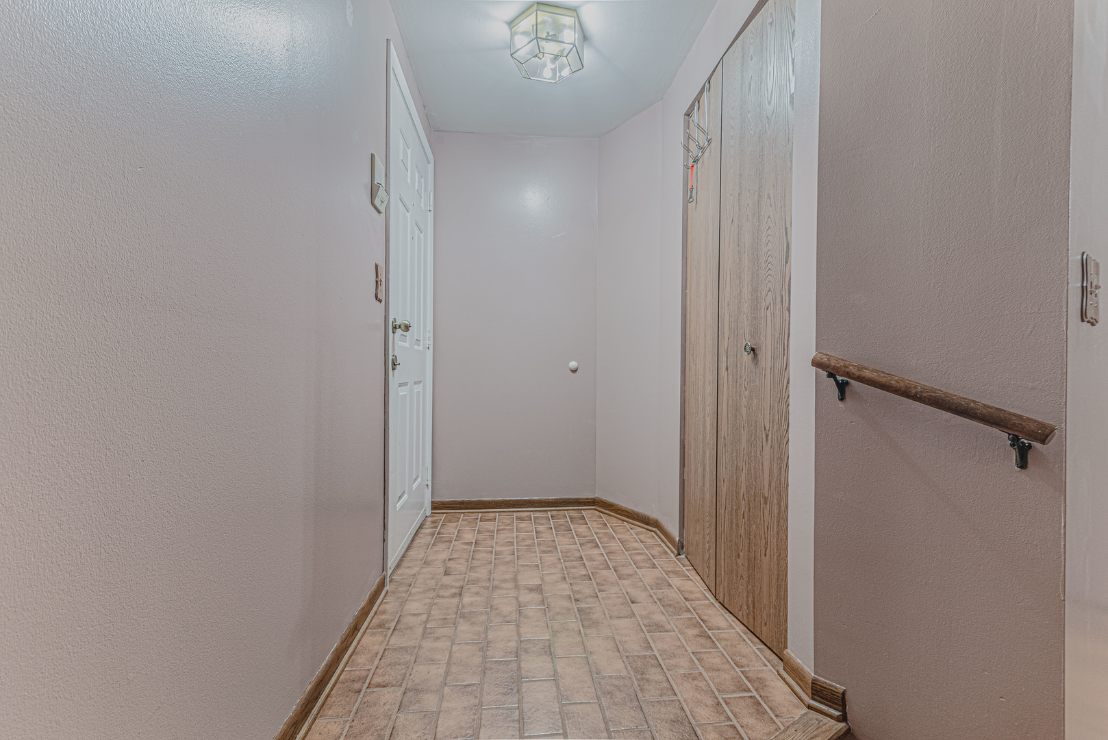 5 Creekside Circle, Unit B Elgin, IL 60123 - Photo 22 of 25 a view of a hallway