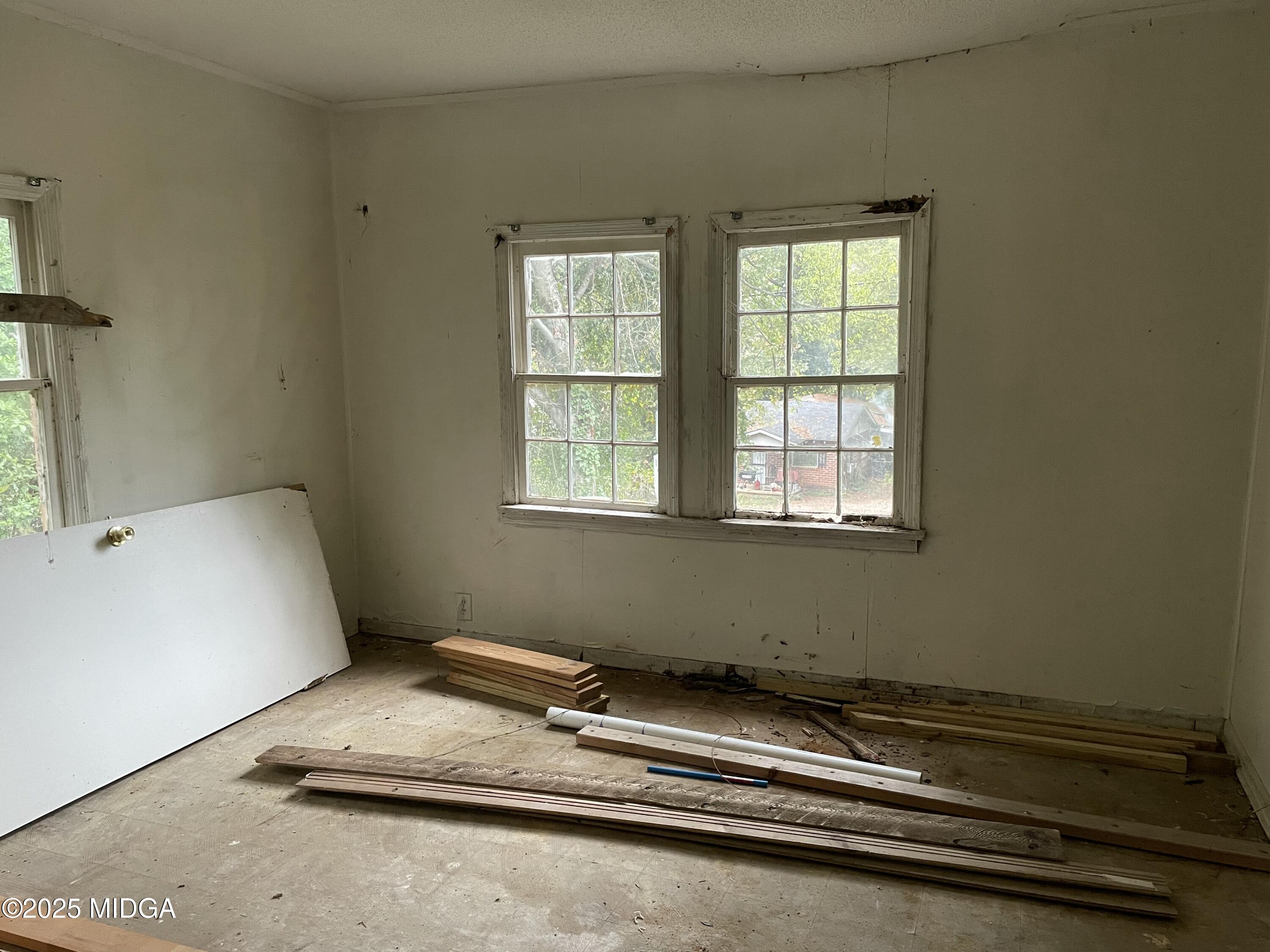 648 Hightower Road Macon, GA 31206 - Photo 12 of 21 a room with a window