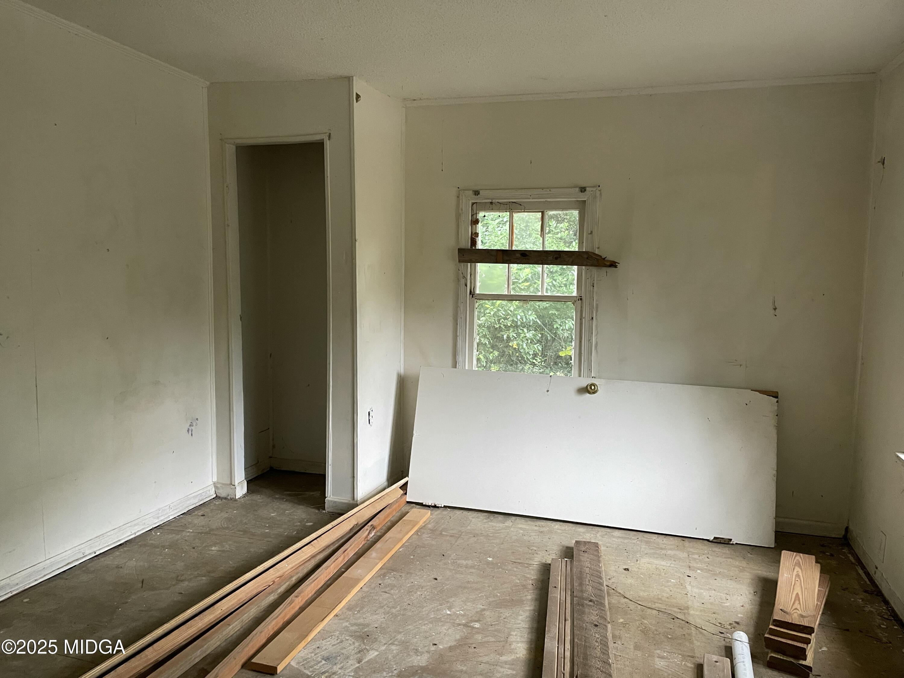 648 Hightower Road Macon, GA 31206 - Photo 14 of 21 an empty room with windows