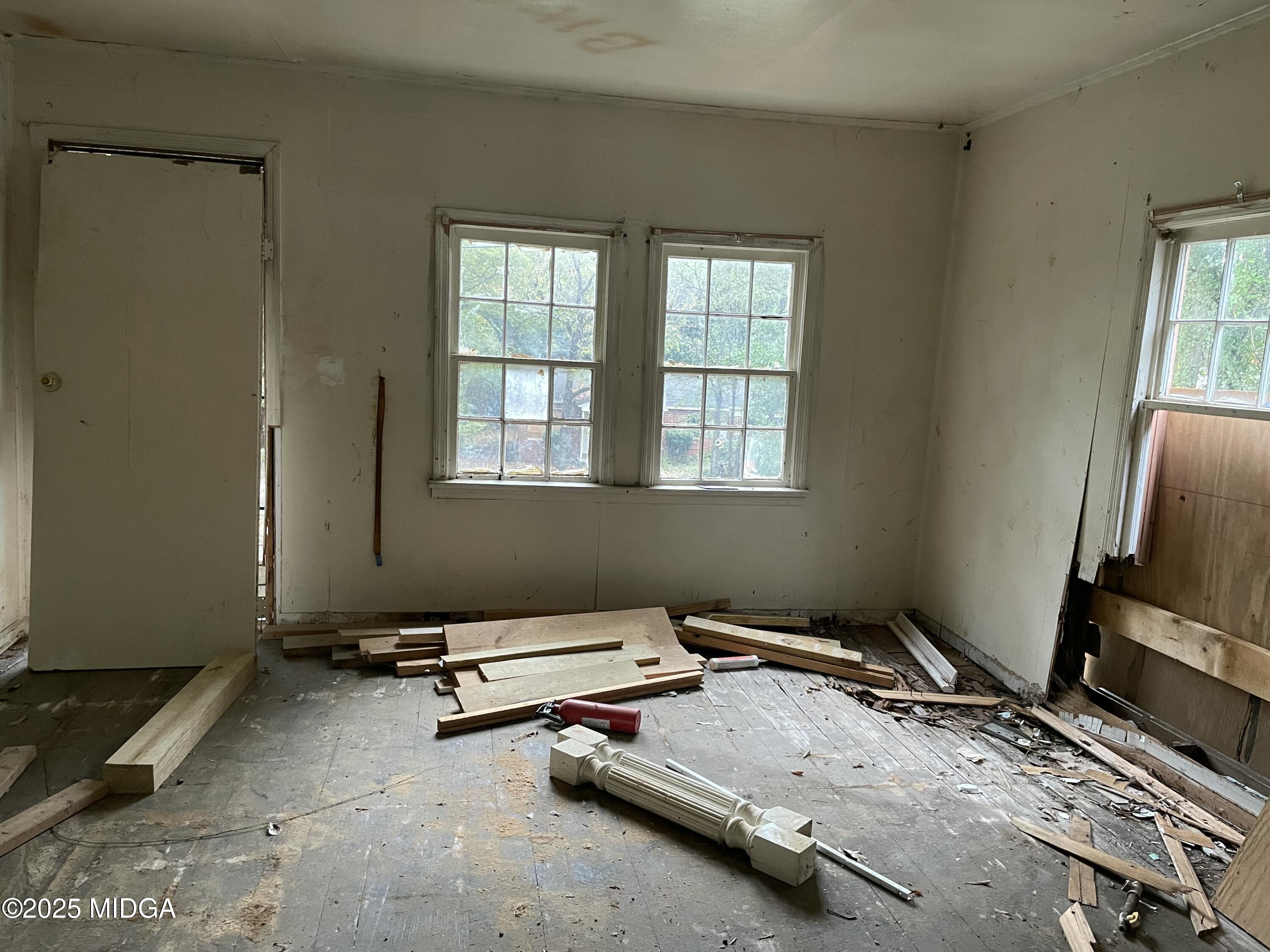 648 Hightower Road Macon, GA 31206 - Photo 16 of 21 a room with a bed and a window