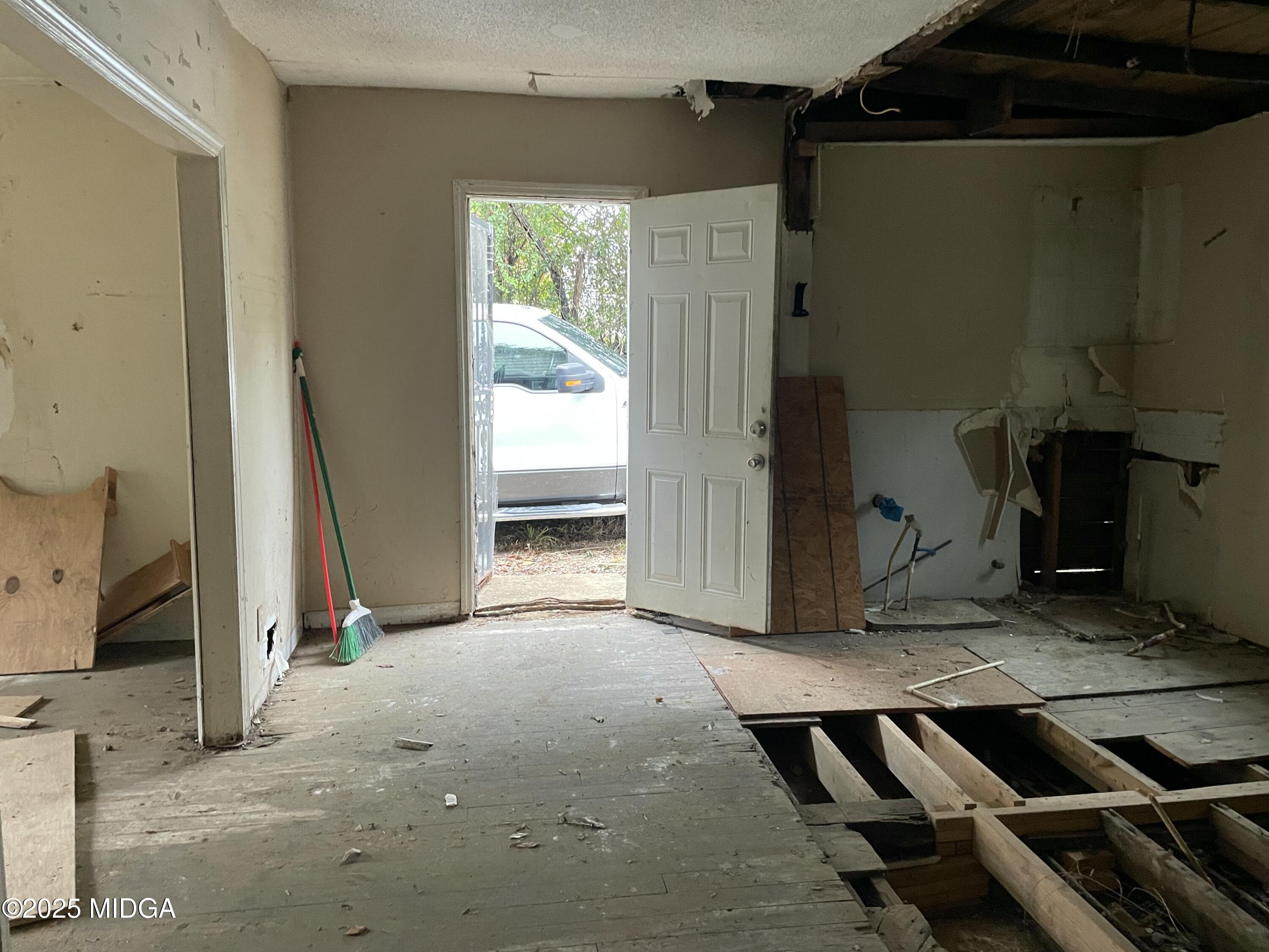 648 Hightower Road Macon, GA 31206 - Photo 7 of 21 a view of a room with gym equipment