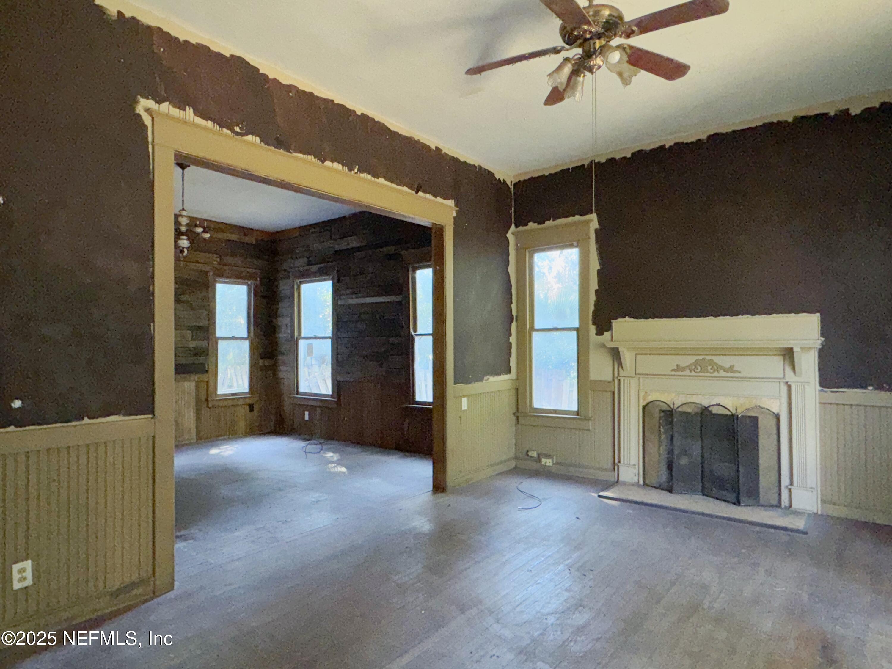 225 Lake George Road Seville, FL 32190 - Photo 13 of 37 a view of a livingroom with a fireplace