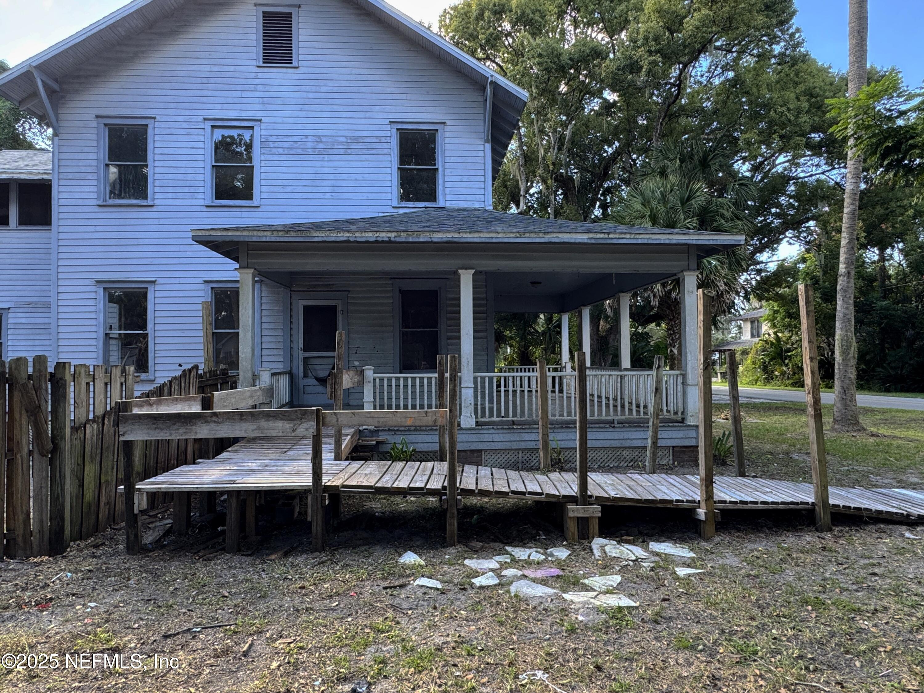 225 Lake George Road Seville, FL 32190 - Photo 4 of 37 a view of a house with backyard and sitting area
