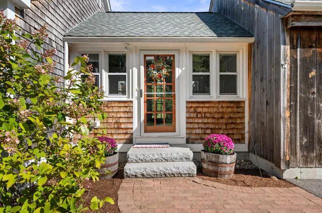 $649,000 | 152 Amesbury Road, Kensington, NH 03833