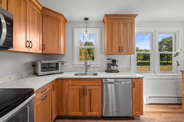 $649,000 | 152 Amesbury Road, Kensington, NH 03833