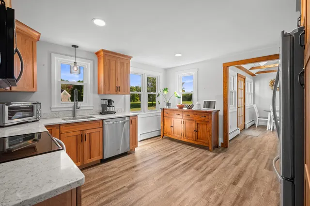 $649,000 | 152 Amesbury Road, Kensington, NH 03833