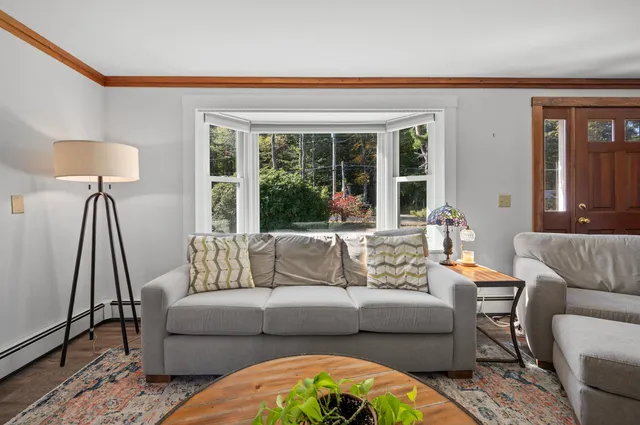 $649,000 | 152 Amesbury Road, Kensington, NH 03833