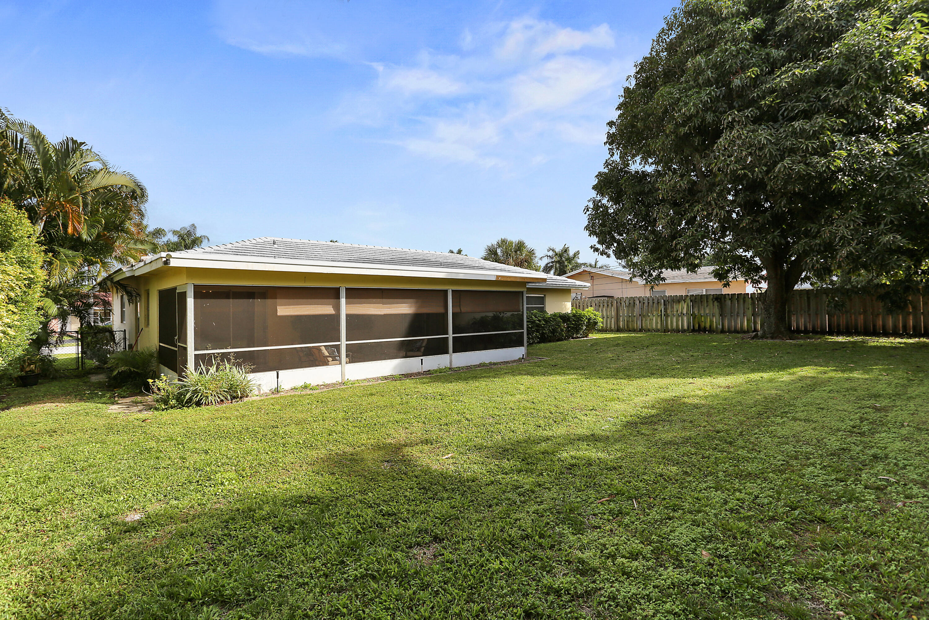 4899 Northwest 5th Avenue Boca Raton, FL 33431 - Photo 12 of 20 ENORMOUS BACKYARD W/ROOM FOR POOL...