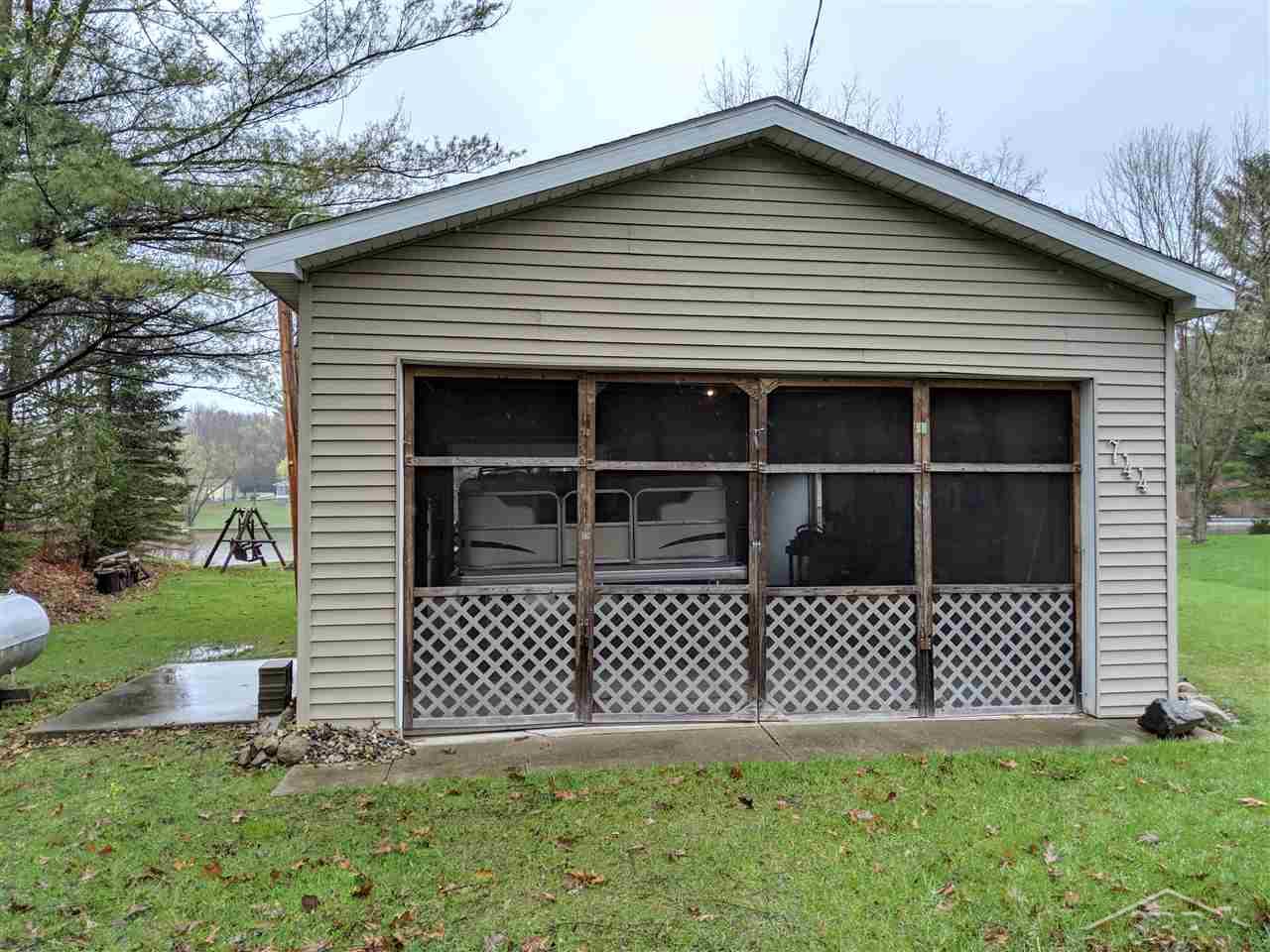 744 Rivers Terrace Gladwin, MI 48624 - Photo 21 of 34 31378441-20.JPG